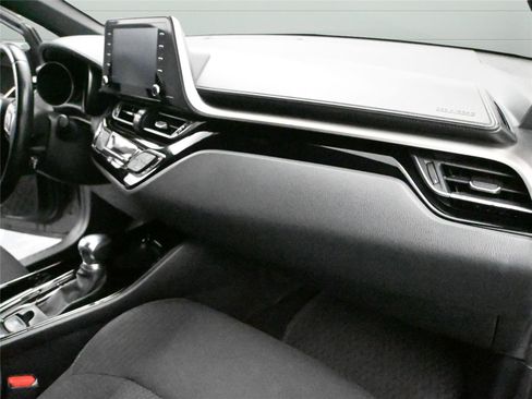 Used 2019 Toyota C-HR XLE image 18