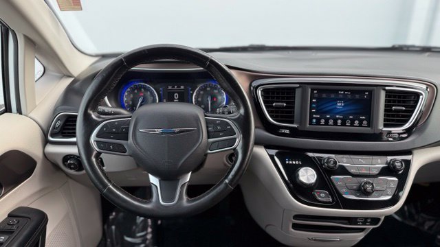 Used 2019 Chrysler Pacifica Touring-L FWD image 19