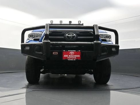 Used 2018 Toyota Tacoma SR5 AWD/4WD image 32