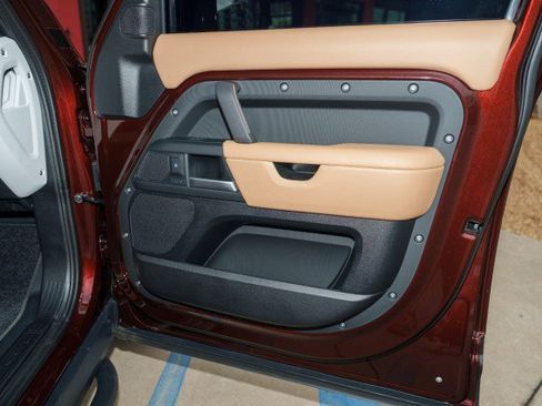 Used 2025 Land Rover Defender 130 X-Dynamic SE image 28