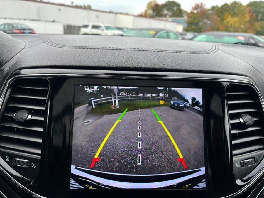 Used 2020 Jeep Grand Cherokee Overland AWD/4WD image 21