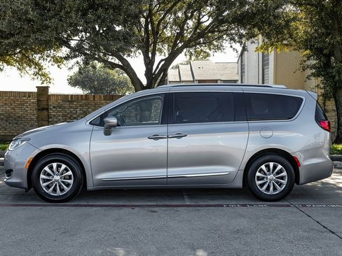 Used 2019 Chrysler Pacifica Touring-L image 18