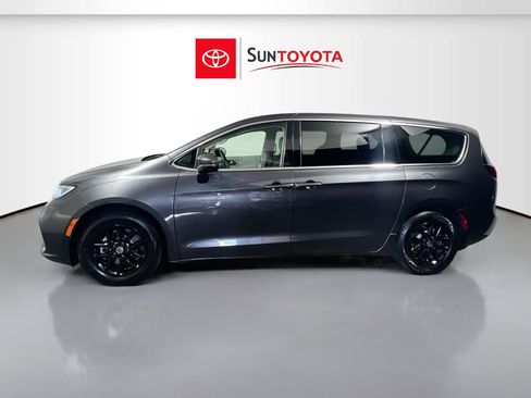 Used 2023 Chrysler Pacifica Touring-L image 7