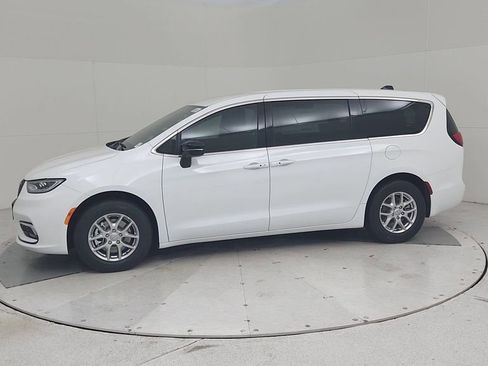 New 2026 Chrysler Pacifica Select image 8