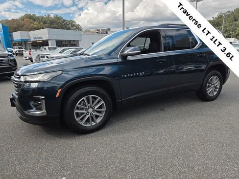 Used 2023 Chevrolet Traverse LT image 2