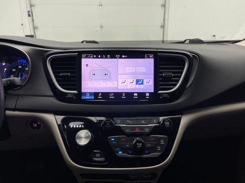 Used 2022 Chrysler Pacifica Touring-L FWD image 24