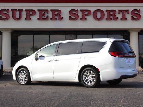 Used 2025 Chrysler Pacifica Select FWD image 5