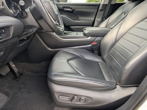 Used 2023 Toyota Highlander XLE image 14