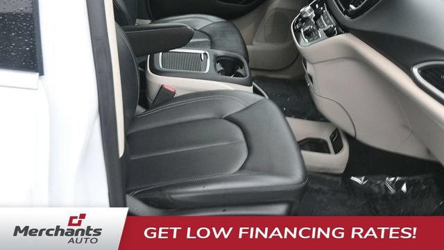 Used 2024 Chrysler Pacifica Touring-L FWD image 11
