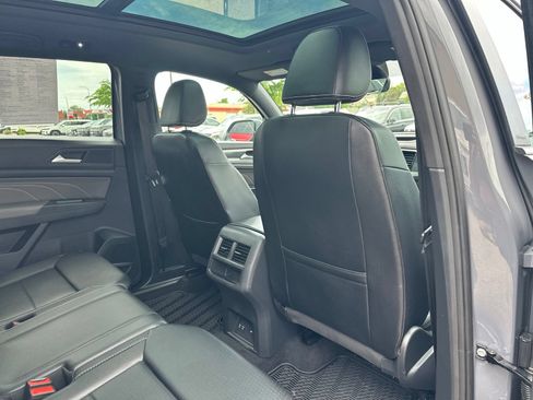 Certified 2022 Volkswagen Atlas Cross Sport SEL R-Line AWD/4WD image 37