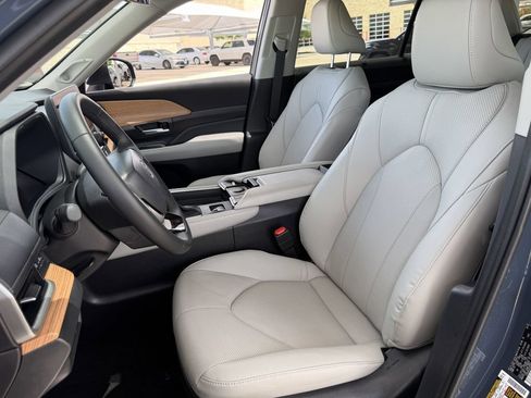 Used 2025 Toyota Grand Highlander FWD image 26