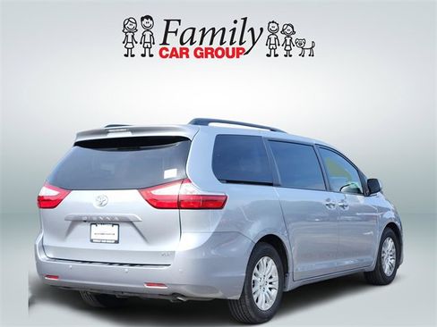 Used 2017 Toyota Sienna XLE Premium image 4