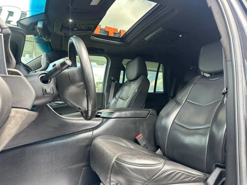 Used 2017 Cadillac Escalade Platinum AWD/4WD image 9