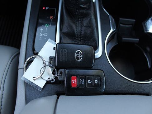 Used 2018 Toyota Highlander XLE image 36