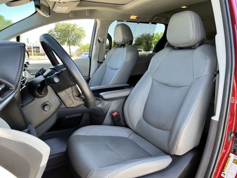 Used 2024 Toyota Sienna Limited FWD image 23