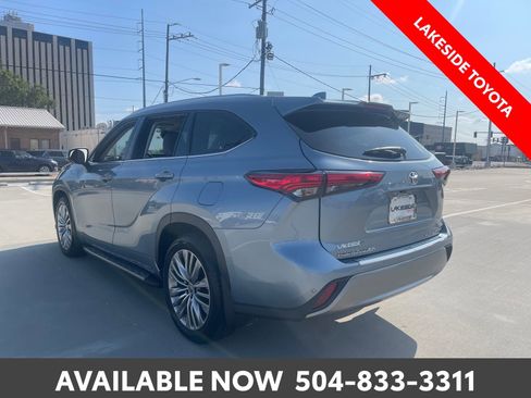 Used 2022 Toyota Highlander Platinum AWD/4WD image 3