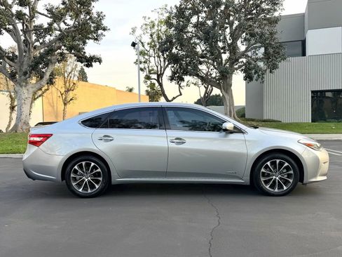 Used 2018 Toyota Avalon Limited image 2