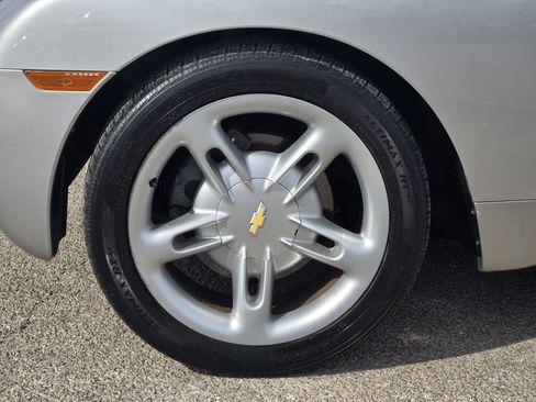 Used 2005 Chevrolet SSR w/ Preferred Equipment Group RWD image 10