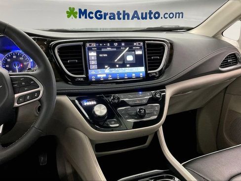 Used 2023 Chrysler Pacifica Limited FWD image 7
