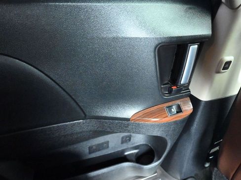 Used 2018 Toyota Sienna Limited image 44