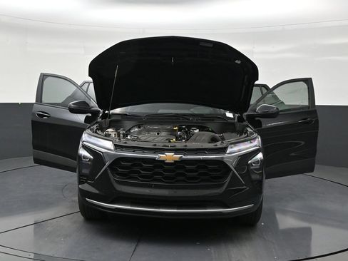 Used 2025 Chevrolet Trax LT FWD image 33