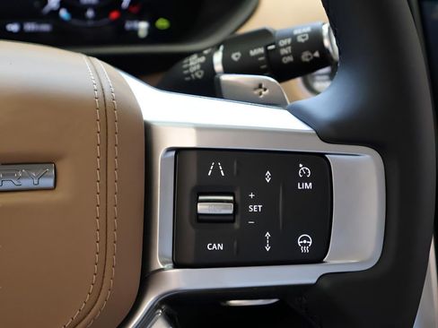 Certified 2025 Land Rover Discovery Metropolitan Edition image 65