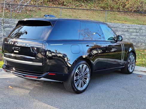 Used 2024 Land Rover Range Rover SE image 2