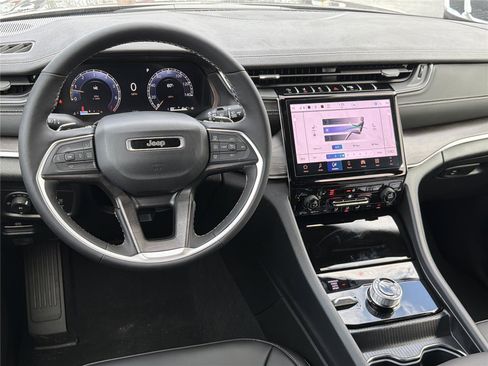 New 2025 Jeep Grand Cherokee Limited image 24