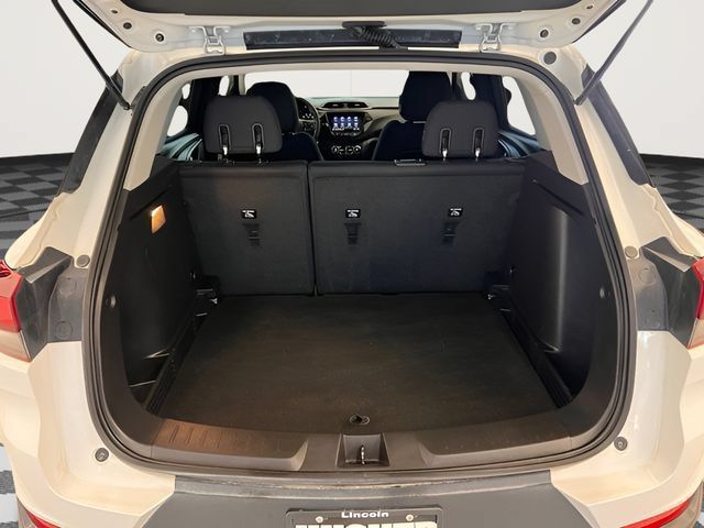 Used 2023 Chevrolet TrailBlazer LT w/ Convenience Package AWD/4WD image 9