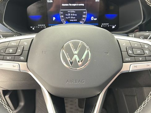 Used 2023 Volkswagen Taos SE w/ Panoramic Sunroof Package FWD image 18
