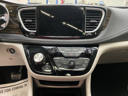 Used 2023 Chrysler Pacifica Limited image 29