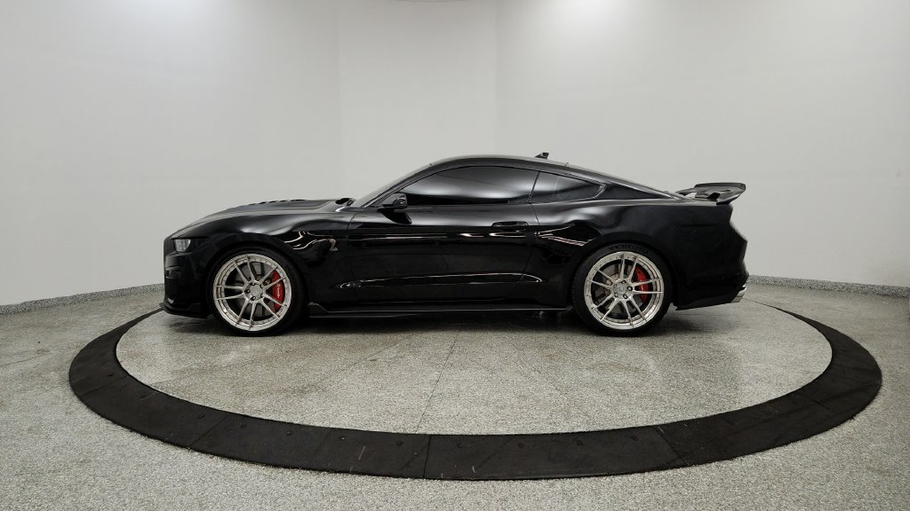 Used 2020 Ford Mustang Shelby GT500 w/ Technology Package RWD image 2