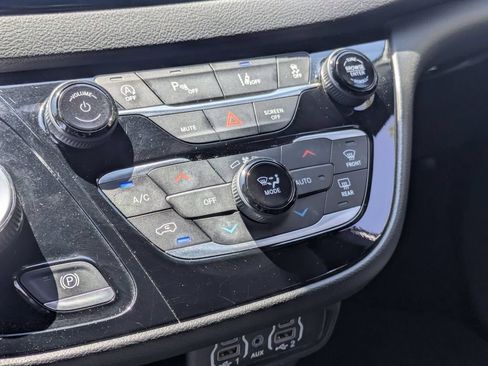 Used 2025 Chrysler Pacifica Select FWD image 22