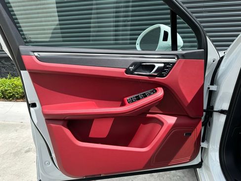 Certified 2025 Porsche Macan GTS AWD/4WD image 14