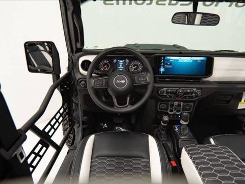 Used 2025 Jeep Gladiator Sport image 28