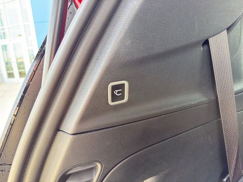 Used 2025 Chrysler Pacifica Limited image 18