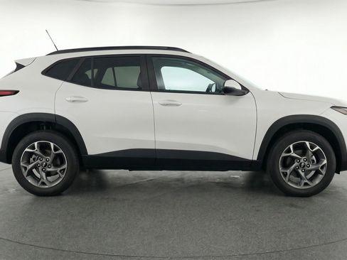 Used 2025 Chevrolet Trax LT image 11