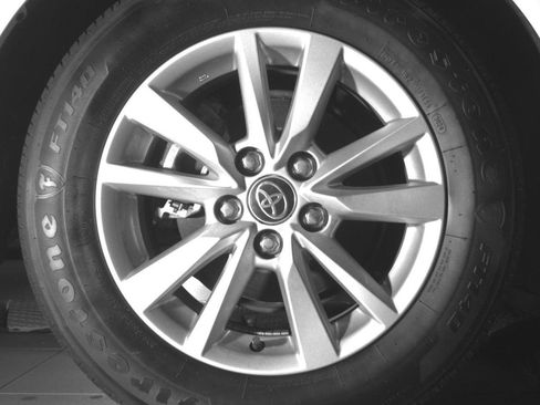 Used 2025 Toyota Camry LE w/ Convenience Package image 14