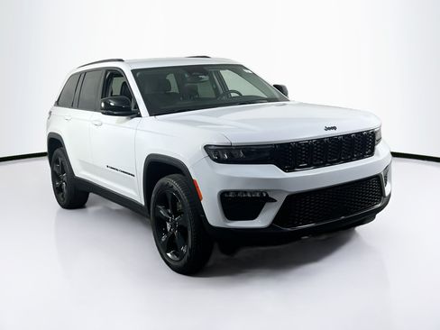 Used 2023 Jeep Grand Cherokee Limited w/ Black Appearance Package AWD/4WD image 3
