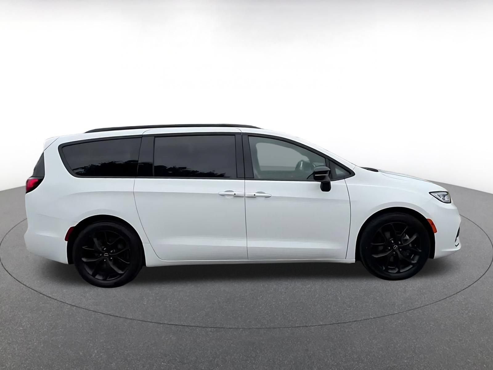 Used 2025 Chrysler Pacifica Limited FWD image 15
