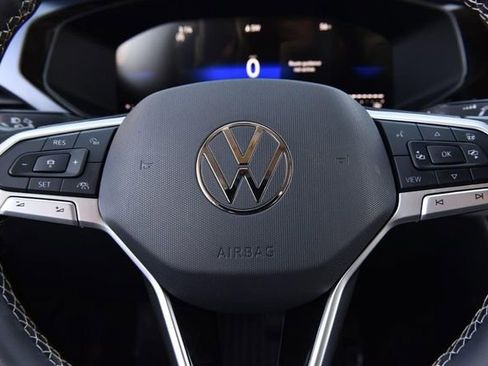 Certified 2024 Volkswagen Taos SE image 18