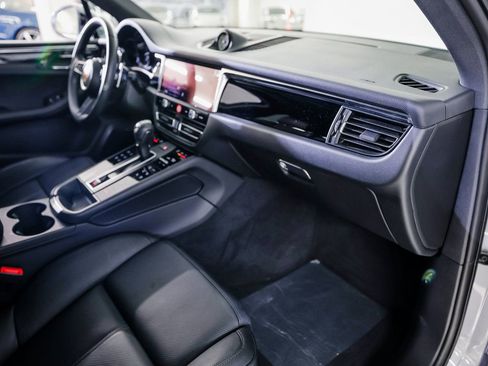 Certified 2025 Porsche Macan image 29