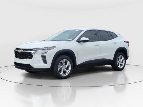 Used 2024 Chevrolet Trax LS w/ LS Convenience Package FWD image 2
