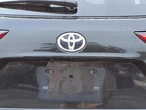 Used 2022 Toyota Highlander XLE image 12
