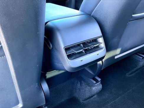 Used 2025 Tesla Model Y Performance image 10