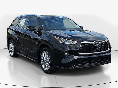 Used 2022 Toyota Highlander Limited FWD image 3