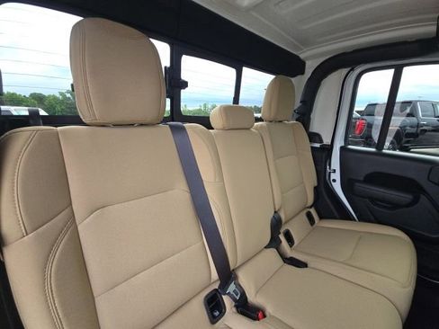 Used 2023 Jeep Gladiator Sport AWD/4WD image 14