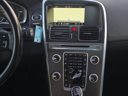 Used 2016 Volvo XC60 T6 Platinum w/ Climate Package image 18