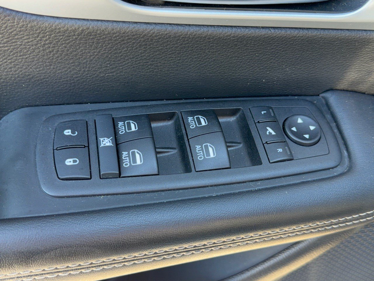 Used 2025 Chrysler Pacifica Limited FWD image 15