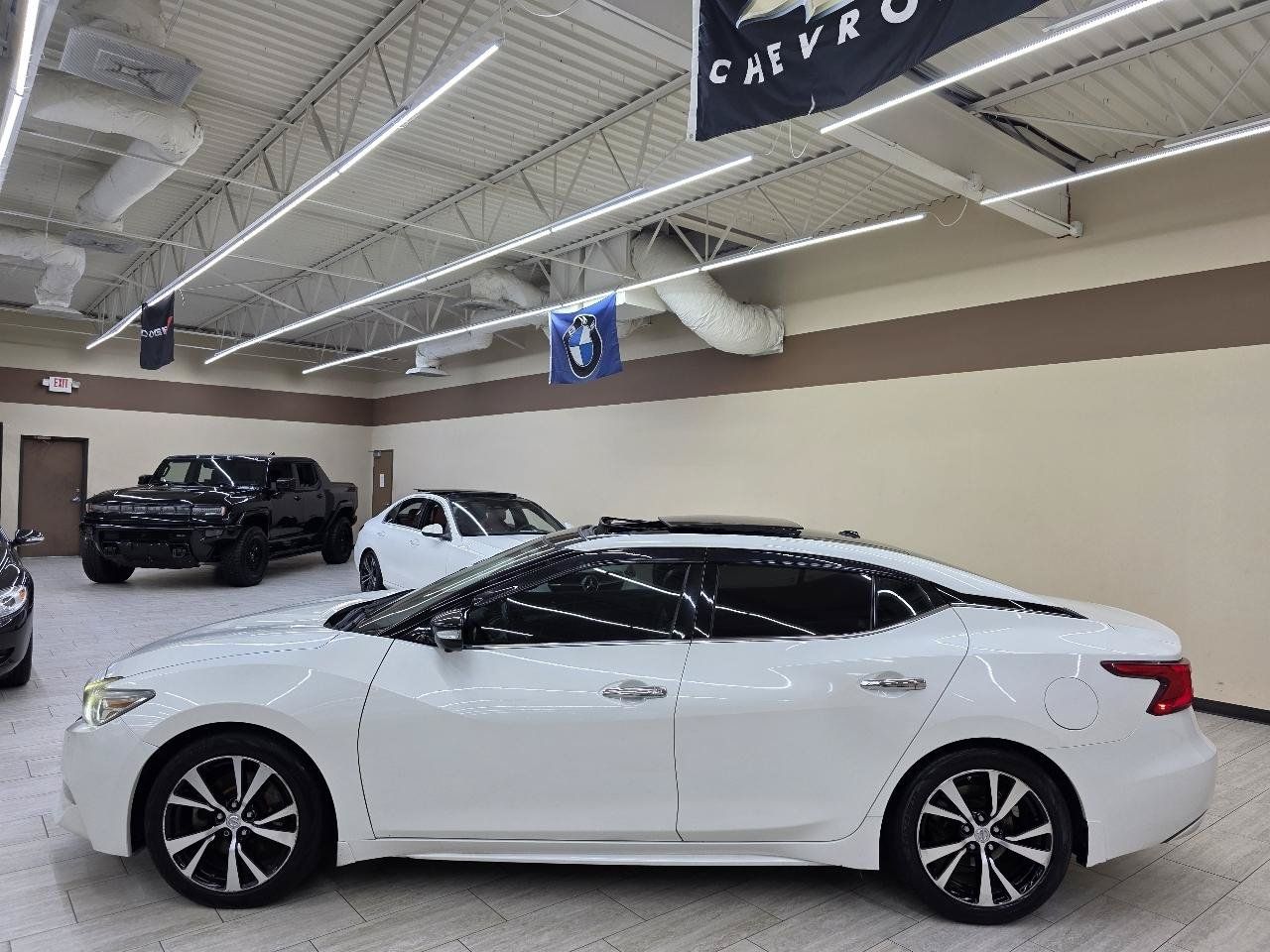 Used 2017 Nissan Maxima Platinum w/ Interior Lighting Package FWD image 9
